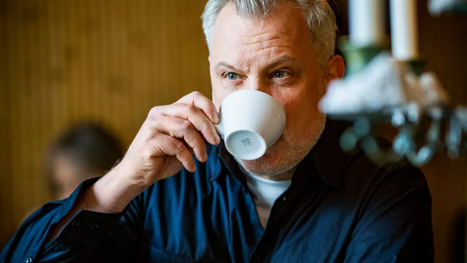 Man dricker kaffe. Foto. 