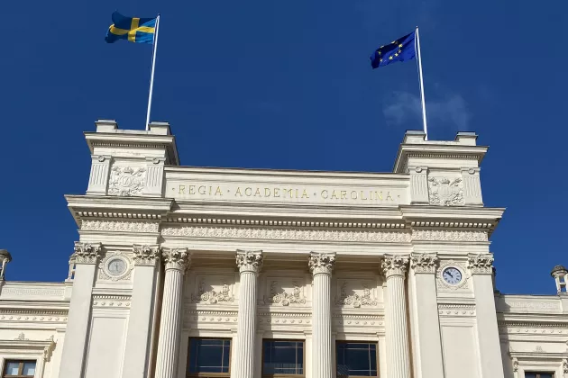 Universitetshuset med EU-flaggor.