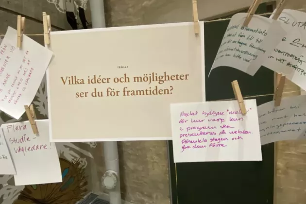 Olika lappar med texter hängande på en tvättlina. Foto: Petra Svensson.