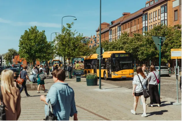 Människor som rör sig i stadstrafik.