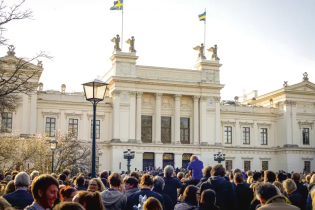 Mängder med människor framför universitetshuset.