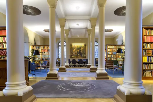 Interiör av Kungshuset, med pelare och fin miljö.