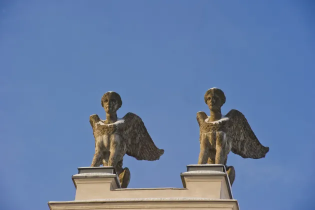 Sfinxerna på universitetstaket med snö på sig.