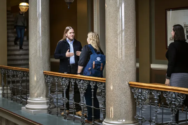 En man och en kvinna som står och pratar.