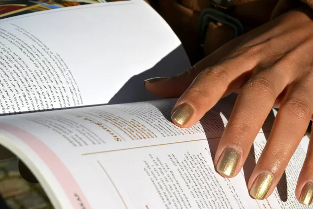 Person som läser kurskatalog. Foto: Louise Larsson.