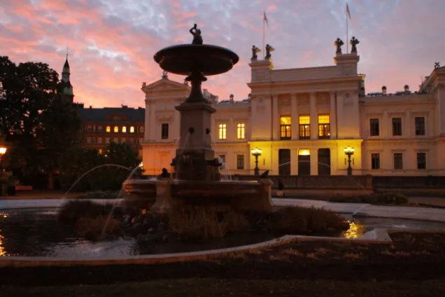 Universitetshuset på kvällen.