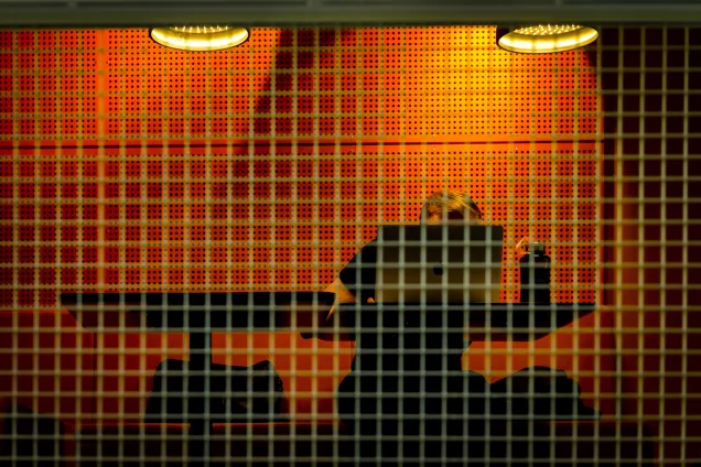 En student pluggar ensam