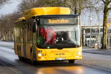 Skånetrafikens buss på hållplats.
