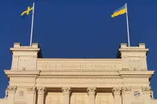 Foto på universitetshuset med en ukriansk och en svensk flagga.