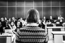 Lärare framför en klass. Foto. 