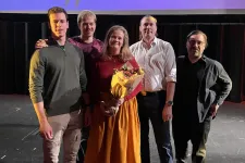 En grupp människorsom poserar på en scen.