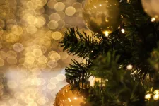 Julgran med julkulor.