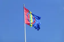 Den samiska flaggan i vinden. Photo by Thom Reijnders on Unsplash.