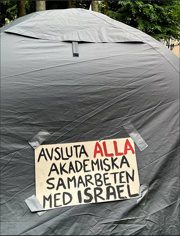 Tält med skylt. Foto. 