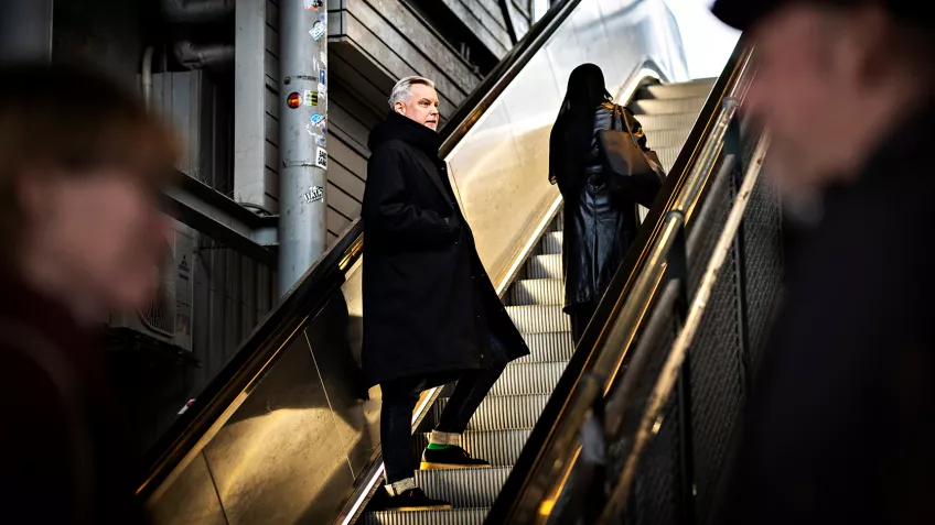Man åker rulltrappa. Foto. 