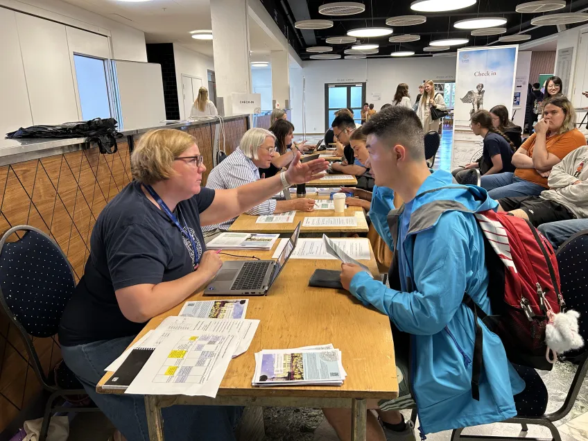 Många arbetar med att ta emot de internationella studenterna under Arrival day.