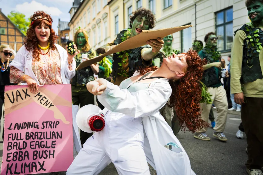 Utklädda människor i ett karnevalståg.