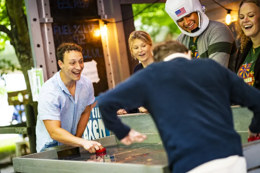 Några som spelar spel inne på området. Foto: Johan Persson