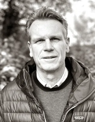 Man i täckjacka. foto